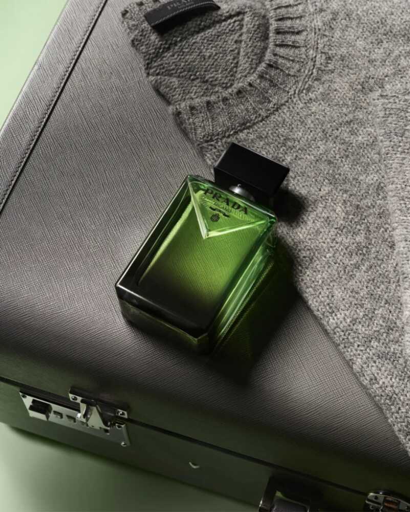 Detalle del frasco del perfume Prada Paradigme